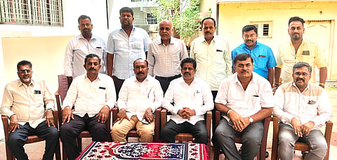ನೆಲಮಂಗಲ ಪ್ರವಾಸಿ ಮಂದಿರದಲ್ಲಿ ತಾಲೂಕು ಒಕ್ಕಲಿಗರ ವಿವಿಧ ಸಂಘಟನೆಗಳ ನೇತೃತ್ವದಲ್ಲಿ ಹಮ್ಮಿಕೊಂಡಿದ್ದ  ಸುದ್ದಿಗೋಷ್ಠಿಯಲ್ಲಿ ನಗರಸಭೆ ಅಧ್ಯಕ್ಷ ಎನ್​.ಗಣೇಶ್​, ವಕೀಲ ರಘುನಾಥ್​, ಮುಖಂಡ ಚನ್ನಯ್ಯ, ಸುರೇಂದ್ರ, ಪ್ರದಿಪ್​, ಕೆಂಪಯ್ಯ, ಬೂದಿಹಾಲ್​ಕಿಟ್ಟಿ, ಆರ್​.ಪ್ರಮೋದ್​ಕುಮಾರ್​, ಮನುಕುಮಾರ್​, ಬಾವಿಕೆರೆ ರಮೇಶ್​ ಇತರರು ಇದ್ದರು.
