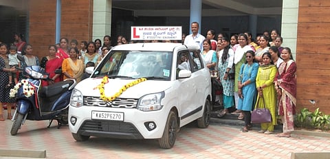 ಬೊಮ್ಮಶೆಟ್ಟಹಳ್ಳಿ ಹಿತ ಚಿಂತನಾ ಪಬ್ಲಿಕ್​ ಶಾಲೆಯಲ್ಲಿ ಉಚಿತ ಕಾರು ಹಾಗೂ ದ್ವಿಚಕ್ರ ವಾಹನ ತರಬೇತಿಗೆ ಟ್ರಸ್ಟಿ ವಿ.ರಾಮಸ್ವಾಮಿ ಚಾಲನೆ ನೀಡಿದರು. ಶಾಲೆ ಕಾರ್ಯದರ್ಶಿ ರಮೇಶ್​, ಮುಖ್ಯಶಿಕ್ಷಕ ಗಿರೀಶ್​.ವಿ.ಗನವಟಕರ್​, ಸಹ ಮುಖ್ಯಶಿಕ್ಷಕಿ ದರ್ಶಿನಿ ಉಪಸ್ಥಿತರಿದ್ದರು. 