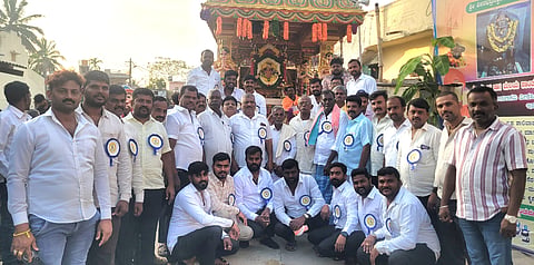 ಬೆಂಗಳೂರು ಉತ್ತರ ತಾಲೂಕಿನ ಕಿತ್ತನಹಳ್ಳಿಯ ಚಾಮುಂಡೇಶ್ವರಿ ಹಾಗೂ ದುಗ್ಲಮ್ಮ ಉತ್ಸವದಲ್ಲಿ ಶಿವಸೇನೆ ಟ್ರಸ್ಟ್​ ಅಧ್ಯಕ್ಷ ಶಿವಶಂಕರ್​, ಖಜಾಂಚಿ ನಾಗರಾಜು, ಸದಸ್ಯರಾದ ಹೊನ್ನಯ್ಯ, ಶಂಕರ್​, ಕಾರ್ತಿಕ್​, ಕುಮಾರ್​, ನವೀನ್​, ಹರೀಶ್​, ಶಿವರಾಜ್​ ದೇವರಾಜು, ನಾಗರಾಜು, ನಾಗೇಶ್​, ಭರತ್​, ಪ್ರಸಾದ್​, ಮಂಜುನಾಥಯ್ಯ, ವಕೀಲ ಚಂದ್ರಶೇಖರ್​ ಇತರರಿದ್ದರು. 