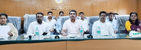 ನೆಲಮಂಗಲ ತಾಲೂಕು ಪಂಚಾಯಿತಿ ಕಚೇರಿ ಸಭಾಂಗಣದಲ್ಲಿ ಆಯೋಜಿಸಿದ್ದ ಗಿರಿಜಾ ಕಲ್ಯಾಣ ಮಹೋತ್ಸವ ಪೂರ್ವಸಿದ್ಧತಾ ಸಭೆಯಲ್ಲಿ ಶಾಸಕ ಎನ್​.ಶ್ರೀನಿವಾಸ್​, ತಹಸೀಲ್ದಾರ್​ ಮಲ್ಲೇಶ್​ ಬೀರಪ್ಪ ಪೂಜಾರ್​, ತಾಪಂ ಇಪ ಬಿಂದೂ, ಮುಜರಾಯಿ ಇಒ ಬೃಂದಾ, ಬಿಇಒ ರಮೇಶ್​, ನಗರಸಭೆ ಅಧ್ಯಕ್ಷ ಎನ್​.ಗಣೇಶ್​ ಇದ್ದರು.