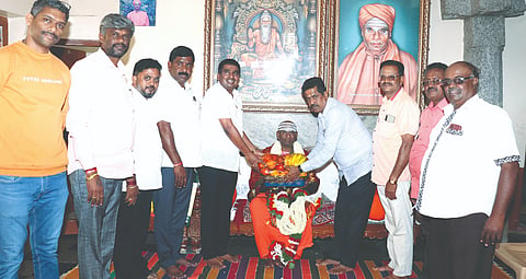 ನೆಲಮಂಗಲದಪವಾಡ ಶ್ರೀ ಬಸವಣ್ಣ ದೇವರ ಮಠದ ಅಧ್ಯಕ್ಷಶ್ರೀ ಸಿದ್ಧಲಿಂಗಸ್ವಾಮೀಜಿ ಅವರ ಜನ್ಮದಿನದ ಅಂಗವಾಗಿ ಶಾಸಕ ಎನ್​.ಶ್ರೀನಿವಾಸ್​ ಮಠಕ್ಕೆ ಭೇಟಿ ನೀಡಿ ಶ್ರೀಗಳಿಗೆ ಶುಭಕೋರಿದರು. ನೆ.ಯೋ.ಪ್ರಾಧಿಕಾರ ಅಧ್ಯಕ್ಷ ಎಂ.ಕೆ.ನಾಗರಾಜು ಇತರರು ಇದ್ದರು.