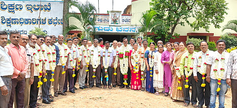 ನೆಲಮಂಗಲ ತಾಲೂಕು ವಿದ್ಯಾ ಇಲಾಖಾ ನೌಕರರ ಸಹಕಾರ ಸಂ ನಿಯಮಿತದ ನೂತನ ಅಧ್ಯಕ್ಷರಾಗಿ ನಂಜುಂಡಯ್ಯ, ಉಪಾಧ್ಯಕ್ಷರಾಗಿ ವೀಣಾ ಅವಿರೋಧ ಆಯ್ಕೆಯಾದರು.  ಸಂದ ನಿರ್ದೇಶಕರಾಧ ಮಲ್ಲಿಕಾರ್ಜುನ, ಬಸವರಾಜು, ಚಂದ್ರಶೇಖರಯ್ಯ, ಕೃಷ್ಣಮೂರ್ತಿ, ಶಿವಕುಮಾರ್​, ಯೋಗಾನಂದ್​ ಇತರರಿದ್ದರು. 