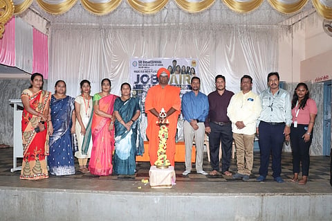 ನೆಲಮಂಗಲದ ಪವಾಡ ಶ್ರೀ ಬಸವಣ್ಣ ದೇವರ ಮಠದಲ್ಲಿ ಆಯೋಜಿಸಿದ್ದ ಬೃಹತ್​ ಉದ್ಯೋಗ ಮೇಳವನ್ನು ಶ್ರೀ ಸಿದ್ದಲಿಂಗಸ್ವಾಮೀಜಿ ಉದ್ಘಾಟಿಸಿದರು. ಪ್ರಾಧ್ಯಾಪಕರಾದ ವನಜಾಕ್ಷಿ, ಜಯಲತಾ, ತಾರಾ, ಸೌಮ್ಯಶ್ರೀ, ನವೀನ್​, ಸುಷ್ಮಾ, ದೀಕ್ಷಿತ್​, ಗೋವಿಂದರಾಜು, ಮೋಹನ್​, ಹೇಮಂತ್​ ಕುಮಾರ್​ ಇದ್ದರು.