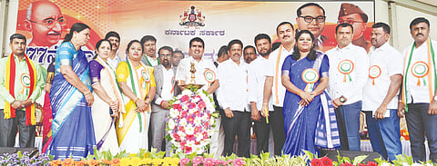 ನೆಲಮಂಗಲದ ಡಾ. ಅಂಬೇಡ್ಕರ್​ ಕ್ರೀಡಾಂಗಣದಲ್ಲಿ ತಾಲೂಕು ಆಡಳಿತದಿಂದ ಆಯೋಜಿಸಿದ್ದ ಗಣರಾಜ್ಯೋತ್ಸವದಲ್ಲಿ ಶಾಸಕ ಎನ್​.ಶ್ರೀನಿವಾಸ್​, ತಹಸೀಲ್ದಾರ್​ ಮಲ್ಲೇಶ್​ ಬೀರಪ್ಪ ಪೂಜಾರ್​, ತಾಪಂ ಇಒ ಡಾ.ಬಿಂಧು, ಬಿಇಒ ರಮೇಶ್​, ನಗರಸಭೆ ಅಧ್ಯಕ್ಷ ಎನ್​.ಗಣೇಶ್​, ಉಪಾಧ್ಯಕ್ಷ ಜಿ.ಆನಂದ್​ ಇದ್ದರು.