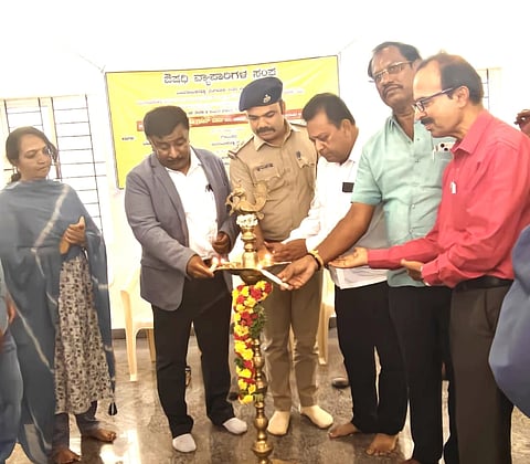 ಬೆಂಗಳೂರು ಉತ್ತರ ತಾಲೂಕಿನ ಮಾದಕನಾಯಕನಹಳ್ಳಿಯಲ್ಲಿ ಆಯೋಜಿಸಿದ್ದ ಎನ್​ಡಿಪಿಎಸ್​ ಮತ್ತು ಎನ್​ಎಸ್​ಕ್ಯೂ ಮಾದಕ ಔಷಧಗಳ ಮಾರಾಟ ಕುರಿತು ಜಾಗೃತಿ ಕಾರ್ಯಕ್ರಮವನ್ನು ಗ್ರಾಮಾಂತರ ಜಿಲ್ಲಾ ಸಹಾಯಕ ಔಷಧಿನಿಯಂತ್ರಕ ಗಣೇಶ್​ಬಾಬು ಉದ್ಘಾಟಿಸಿದರು. ನಗರಸಭೆ ಆರೋಗ್ಯ ನಿರೀಕ್ಷಕಿ ಮಮತಾ, ಹಿರಿಯ ಔಷಧ ಪರಿವೀಕ್ಷಕಿ ವಿಭಾ ಇದ್ದರು. 
