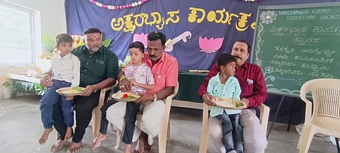 ನಂಜನಗೂಡಿನ ಲಯನ್ಸ್ ವಿದ್ಯಾಸಂಸ್ಥೆಯಲ್ಲಿ ಗುರುಕುಲದ ಮಾದರಿಯಲ್ಲಿ ಅಕ್ಷತೆಯಲ್ಲಿ ಅಕ್ಷರಾಭ್ಯಾಸ ಮಾಡಿಸಲಾಯಿತು. ಲಯನ್ ಸಂಸ್ಥೆ ಮುಖ್ಯಸ್ಥ ಮಂಜುನಾಥ್, ಕಾರ್ಯದರ್ಶಿ ಉಮೇಶ್, ಮುಖ್ಯಶಿಕ್ಷಕ ಮಹೇಶ್ ಇದ್ದರು.