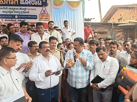 ಶಿರಸಿ ಹಾವೇರಿ ರಸ್ತೆ (Highway) ದುರವಸ್ಥೆ ಹಿನ್ನೆಲೆಯಲ್ಲಿ ಪ್ರತಿಭಟನಾಕಾರರೊಂದಿಗೆ ಹೆದ್ದಾರಿ ಅಭಿವೃದ್ಧಿ ಪ್ರಾಧಿಕಾರದ ಯೋಜನಾ ನಿರ್ದೇಶಕ ಶಿವಕುಮಾರ ಎಂ. ಮಾತನಾಡಿದರು.