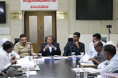 ವಿಜಯಪುರ ಜಿಲ್ಲಾಧಿಕಾರಿಗಳ ಕಚೇರಿ ಸಭಾಂಗಣದಲ್ಲಿ ಕರ್ನಾಟಕ ರಾಜ್ಯ ಅಲ್ಪಸಂಖ್ಯಾತ ಆಯೋಗದ ಅಧ್ಯಕ್ಷ ಯು. ನಿಸಾರ್ ಅಹ್ಮದ್ ಅಧಿಕಾರಿಗಳ ಸಭೆ ನಡೆಸಿದರು. ಸಿಇಒ ರಿಷಿ ಆನಂದ, ಎಸ್‌ಪಿ ಲಕ್ಷ್ಮಣ ನಿಂಬರಗಿ, ಎಸಿ ಗುರುನಾಥ ದಡ್ಡಿ ಇತರರಿದ್ದಾರೆ.