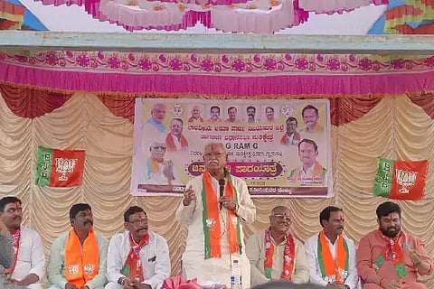 ಚಡಚಣ ತಾಲೂಕಿನ ನಿವರಗಿ ಗ್ರಾಮದಲ್ಲಿ ನಡೆದ ಜಾಗೃತಿ ಕಾರ್ಯಕ್ರಮವನ್ನುದ್ದೇಶಿಸಿ ಸಂಸದ ರಮೇಶ ಜಿಗಜಿಣಗಿ ಮಾತನಾಡಿದರು. ಮುಖಂಡರಾದ ಸಂಜೀವ ಐಹೊಳಿ, ಮಳುಗೌಡ ಪಾಟೀಲ, ಭೀಮನಗೌಡ ಬಿರಾದಾರ ಇತರರಿದ್ದಾರೆ.