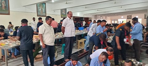 ನಂಜನಗೂಡಿನ ಶ್ರೀಕಂಠೇಶ್ವರ ದೇವಾಲಯದ ಹುಂಡಿ ಎಣಿಕೆ ಸಂದರ್ಭ ದೇವಾಲಯದ  ಕಾರ್ಯನಿರ್ವಾಹಕ ಅಧಿಕಾರಿ ಕೃಷ್ಣ, ಆಡಳಿತ ಮಂಡಳಿ ಅಧ್ಯಕ್ಷ ಬಸವೇಗೌಡ, ಬ್ಯಾಂಕ್ ಆಫ್ ಬರೋಡಾದ ವ್ಯವಸ್ಥಾಪಕ ಶ್ರೀನಿವಾಸ್ ಮತ್ತು ಸಿಬ್ಬಂದಿ ಹಾಜರಿದ್ದರು. 