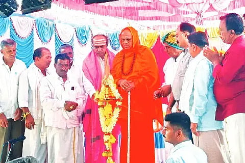 ನ್ಯಾಮತಿಯಲ್ಲಿ  ಹಮ್ಮಿಕೊಂಡಿದ್ದ ಧರ್ಮ ಸಭೆಯನ್ನು ಹೊನ್ನಾಳಿ ಹಿರೇಕಲ್ಮಠದ ಒಡೆಯರ್ ಚನ್ನಮಲ್ಲಿಕಾರ್ಜುನ ಶಿವಾಚಾರ್ಯ ಸ್ವಾಮೀಜಿ ಉದ್ಘಾಟಿಸಿದರು. ವಿಶ್ವರಾಧ್ಯ ಶಾಸ್ತ್ರಿ, ಹೊಸಮನೆ ಕುಂಬಾರ ಶಂಕರಪ್ಪ, ಹೊಸಮನೆ ಕುಂಬಾರ ಮಲ್ಲಿಕಾರ್ಜುನ್ ಎಚ್.ಕೆ. ಚನ್ನೇಶಪ್ಪ ಇತರರಿದ್ದರು.
