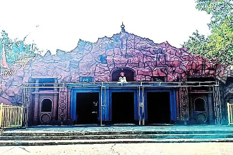 ಸೇವಾಲಾಲ್ ದೇವಾಲಯದ ಮುಖ್ಯದ್ವಾರ.Sewalal