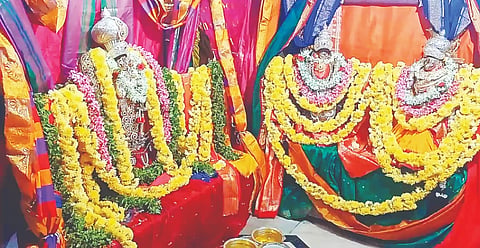 ಹೊಳೆನರಸೀಪುರದ ಶ್ರೀ ಲಕ್ಷ್ಮೀನರಸಿಂಹಸ್ವಾಮಿ ದೇವಾಲಯದಲ್ಲಿ ಶ್ರೀ ಸ್ವಾಮಿಯ ಉತ್ಸವಮೂರ್ತಿಯನ್ನು ವಿಶೇಷವಾಗಿ ಅಲಂಕರಿಸಿ, ಪೂಜಿಸಲಾಯಿತು.