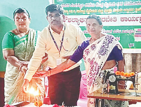 ಮದ್ದೂರು:ತಾಲೂಕಿನ ಪಣ್ಣೆದೊಡ್ಡಿ ಗ್ರಾಮದಲ್ಲಿ ಆಯೋಜಿಸಿದ್ದ ಮಹಿಳೆಯರಿಗೆ ಟೈಲರಿಂಗ್ ತರಬೇತಿ ಕಾರ್ಯಕ್ರಮಕ್ಕೆ ಸಂಸ್ಥೆಯ ಯೋಜನಾಧಿಕಾರಿ ಹಾಲಪ್ಪ ಚಾಲನೆ ನೀಡಿದರು. ವಸಂತಮ್ಮ, ತೇಜಾವತಿ ಇದ್ದರು.