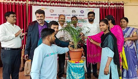 ಬೀದರ್​ನಲ್ಲಿ ಆಯೋಜಿಸಿದ್ದ ರಾಷ್ಟ್ರೀಯ ಸೇವಾ ಯೋಜನೆ ವಾರ್ಷಿಕ ವಿಶೇಷ ಶಿಬಿರವನ್ನು ಸಚಿನ್​ ಮಲ್ಕಾಪುರೆ ಉದ್ಘಾಟಿಸಿದರು. ಪ್ರೊ.ಶಂಕರ ಗಣಗೊಂಡ, ಡಾ.ರಾಜಕುಮಾರ ಅಲ್ಲೂರೆ, ಡಾ.ಪಲ್ಲೆದ್​ ಮಹೇಶ್ವರಿ ಇತರರಿದ್ದರು.