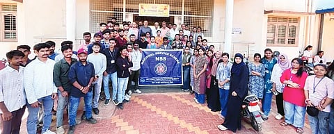nss students ಹುಬ್ಬಳ್ಳಿಯ ಉಣಕಲ್ಲ ಐ.ಜಿ. ಹಿರೇಗೌಡರ ಕಾಲೇಜಿನಲ್ಲಿ ಜೈನ್​ ಇಂಜಿನಿಯರಿಂಗ್​ ಕಾಲೇಜಿನ ಎನ್​ಎಸ್​ಎಸ್​ ವಿದ್ಯಾರ್ಥಿಗಳು ಕೈಗೊಂಡ ಸ್ವಚ್ಛತಾ ಕಾರ್ಯಕ್ರಮ. ಡಾ. ಪ್ರಶಾಂತ ಬಣಕಾರ, ಶಿವಾನಂದ ಹೆಬಸೂರ, ಶಿವಣ್ಣ ಹಂಗರಕಿ, ಇತರರು ಇದ್ದರು.