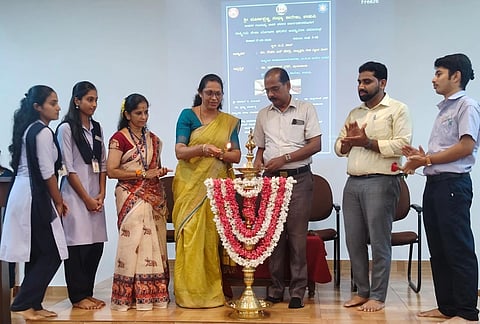 ಉಡುಪಿಯ ಶ್ರೀ ಪೂರ್ಣಪ್ರಜ್ಞ ಸಂಧ್ಯಾ ಕಾಲೇಜ್​ನಲ್ಲಿ ಎನ್​ಎಸ್​ಎಸ್​ ಘಟಕವನ್ನು ಡಾ. ರೇಖಾ ಎನ್​. ಚಂದ್ರ ಉದ್ಘಾಟಿಸಿದರು. ಪ್ರೊ.ಡಾ. ಚಂದ್ರಕಾಂತ್​ ಭಟ್​, ಚಿರಂಜನ್​ ಕೆ. ಶೇರಿಗಾರ್​, ಡಾ. ಪ್ರಜ್ಞಾ ಮಾರ್ಪಳ್ಳಿ ಇದ್ದರು.
