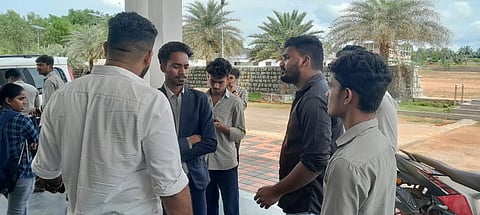 ಇಸಿಆರ್​ ಕಾಲೇಜಿಗೆ ಎನ್​ಎಸ್​ಯುಐ ಜಿಲ್ಲಾ ಸಮಿತಿಯ ಅಧ್ಯಕ್ಷ ಸೌರಭ್​ ಬಲ್ಲಾಳ, ಉಪಾಧ್ಯಕ್ಷ ಶರತ್​ ಕುಂದರ್​ ಭೇಟಿ ನೀಡಿ ವಿದ್ಯಾರ್ಥಿಗಳಿಗೆ ಸಾಂತ್ವನ ಹೇಳಿದರು. ಸಮಿತಿಯ ಹಾಗೂ ಬ್ಲಾಕ್​ ಸದಸ್ಯರು ಇದ್ದರು.