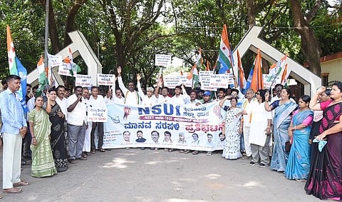 ತುಮಕೂರಿನಲ್ಲಿ ನೀಟ್​, ಸಿಬಿಎಸ್​ಇ ಪರೀಾ ಅಕ್ರಮ ವಿರೋಧಿಸಿ ಬಿಜೆಪಿ ನೇತೃತ್ವದ ಕೇಂದ್ರ ಸರ್ಕಾರದ ವಿರುದ್ಧ ಜಿಲ್ಲಾ ಕಾಂಗ್ರೆಸ್​ ಸಮಿತಿ, ಎನ್​ಎಸ್​ಯುಐ ನೇತೃತ್ವದಲ್ಲಿ ಪ್ರತಿಭಟಿಸಲಾಯಿತು. ಜಿ.ಚಂದ್ರಶೇಖರಗೌಡ, ಮುರಳೀಧರಹಾಲಪ್ಪ, ಷಣ್ಮುಖಪ್ಪ, ಆದೀಬ್​ ಅಹ್ಮದ್​, ಮನೋಹರ, ಮಹಮ್ಮದ್​ , ಗಗನದೀಪ್​, ಗಗನ್​ ಶ್ರೀನಿವಾಸ್​, ಅರುಣ್​ ಕುಮಾರ್​, ಭಾಗ್ಯಮ್ಮ, ಸುಜಾತ ಮತ್ತಿತರರು ಇದ್ದರು. 