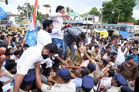 nsui protest ಹುಬ್ಬಳ್ಳಿಯ ಕಿಮ್ಸ್​ ಗೇಟ್​ ಮಹಾತ್ಮ ಗಾಂಧಿ ಪ್ರತಿಮೆ ಬಳಿ ಎನ್​ಎಸ್​ಯುಐ ಕಾರ್ಯಕರ್ತರು ನೀಟ್​ ಅಕ್ರಮ ಖಂಡಿಸಿ ಪ್ರತಿಭಟನೆ ನಡೆಸಿದರು.