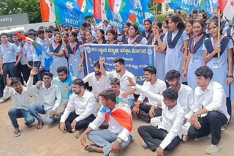 ವೈದ್ಯಕೀಯ ಶಿಕ್ಷಣ ಪ್ರವೇಶಕ್ಕೆ (Abolish NEET) ನಡೆಸಲಾಗುವ ನೀಟ್ ರದ್ದು ಪಡಿಸಿ ರಾಜ್ಯಮಟ್ಟದ ವೈದ್ಯಕೀಯ ಪ್ರವೇಶ ಪರೀಕ್ಷೆ ನಡೆಸಬೇಕು ಎಂದು ಆಗ್ರಹಿಸಿ ಭಾರತ ರಾಷ್ಟ್ರೀಯ ವಿದ್ಯಾರ್ಥಿ ಒಕ್ಕೂಟದ ವತಿಯಿಂದ ಹುಬ್ಬಳ್ಳಿಯಲ್ಲಿ ಮಂಗಳವಾರ ನಡೆಸಿದ ಪ್ರತಿಭಟನೆಯಲ್ಲಿ ವಿದ್ಯಾರ್ಥಿಗಳು ಪಾಲ್ಗೊಂಡಿದ್ದರು.