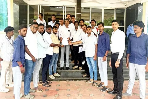 ಕುವೆಂಪು ವಿವಿಯಲ್ಲಿನ ಅವ್ಯವಸ್ಥೆ ಸರಿಪಡಿಸುವಂತೆ ಒತ್ತಾಯಿಸಿ ಶಿವಮೊಗ್ಗ ಜಿಲ್ಲಾ ಎನ್‌ಎಸ್‌ಯುಐ ಕಾರ್ಯಕರ್ತರು ಕುಲಸಚಿವರಿಗೆ ಮನವಿ ಸಲ್ಲಿಸಿದರು. ವಿಜಯಕುಮಾರ್, ರವಿ, ರವಿಕುಮಾರ್, ವರುಣ್ ಪಂಡಿತ್, ಆದಿತ್ಯ, ಸುಬಾನ್, ಪರಾಜ್, ಶ್ರೀಕಾಂತ್ ಇತರರಿದ್ದರು.