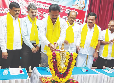 ಸಿದ್ದಾಪುರದ ಬಾಲಭವನದಲ್ಲಿ ಬ್ರಹ್ಮಶ್ರೀ  ನಾರಾಯಣಗುರು ಹಾಗೂ ನುಲಿಯ ಚಂದಯ್ಯ ಜಯಂತಿಯನ್ನು ಶಾಸಕ ಭೀಮಣ್ಣ ನಾಯ್ಕ ಉದ್ಘಾಟಿಸಿದರು. ರಮೇಶ ಹೆಗಡೆ, ಕೆ.ಜಿ. ನಾಯ್ಕ, ಕೆ.ಜಿ. ನಾಗರಾಜ, ವಿ.ಎನ್. ನಾಯ್ಕ, ದೇವರಾಜ ಹಿತ್ಲಲಕೊಪ್ಪ, ಮಹ್ಮದ್ ಯಾಕೂಬ್ ಶೇಖ್ ಇತರರಿದ್ದರು. 