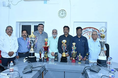 ಕಲಬುರಗಿ ಎನ್​ವಿ ಸಂಸ್ಥೆಯಿಂದ ನಡೆಯಲಿರುವ ಕ್ರಿಕೆಟ್​ ಟೂರ್ನಿ ಹಿನ್ನೆಲೆಯಲ್ಲಿ ಗುರುವಾರ ಸುದ್ದಿಗೋಷ್ಠಿಯಲ್ಲಿ ಟ್ರೋಫಿಗಳೊಂದಿಗೆ ಡಾ.ಗಿರೀಶ ಗಲಗಲಿ, ಅಭಜಿತ್​ ದೇಶಮುಖ, ಸುಹಾಸ ಖಣಗೆ, ಡಾ.ಸದಾಶಿವ ಜಿಡಗೇಕರ್​, ಪ್ರಹ್ಲಾದ್​ ಪೂಜಾರಿ, ಅನಂತ ಗುಡಿ, ರಾಮ್​ ಶಾನಭಾಗ್​ ಇದ್ದಾರೆ