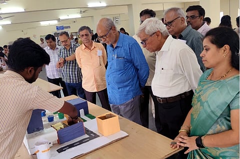 ಕಲಬುರಗಿ ಎನ್​ವಿ ಪದವಿ ಕಾಲೇಜಿನಲ್ಲಿ ಇತ್ತೀಚಿಗೆ ಆಯೋಜಿಸಿದ್ದ ವಿಜ್ಞಾನ ಮೇಳದಲ್ಲಿನ ವಸ್ತುಪ್ರದರ್ಶವನ್ನು ಸಂಸ್ಥೆಯ ಅಧ್ಯಕ್ಷ ಡಾ.ಗೌತಮ್​ ಜಹಾಗೀರದಾರ್​, ಪ್ರೊ.ವಾಮನ್​ ಗಾಜರೆ, ಪ್ರೊ.ಗೋವಿಂದ ಪೂಜಾರ್​, ದೇಶಪಾಂಡೆ, ವಿಜಯಕುಮಾರ ಕುಲಕರ್ಣಿ ಇತರರು ವೀಕ್ಷಿಸಿದರು.