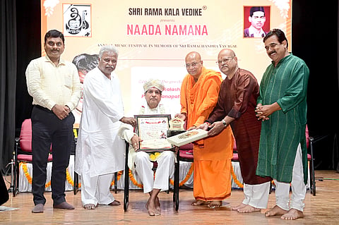 kalashrunga award ಹುಬ್ಬಳ್ಳಿಯಲ್ಲಿ ಭಾನುವಾರ ಶ್ರೀರಾಮ ಕಲಾ ವೇದಿಕೆ ವತಿಯಿಂದ ಕಲಾಶೃಂಗ ರಾಷ್ಟ್ರೀಯ ಪ್ರಶಸ್ತಿಯನ್ನು ಪಂ. ಗಣಪತಿ ಭಟ್​ ಹಾಸಣಗಿ ಅವರಿಗೆ ಪ್ರದಾನ ಮಾಡಲಾಯಿತು. ಪಂ. ಎಂ. ವೆಂಕಟೇಶಕುಮಾರ, ಪಂ. ರವೀಂದ್ರ ಯಾವಗಲ್​, ಕುಮಾರ ಬೆಕ್ಕೇರಿ, ಸ್ವಾಮಿ ವಿಜಯಾನಂದ ಮಹಾರಾಜ್​, ರವೀಂದ್ರ ದೇಸಾಯಿ ಇದ್ದರು.