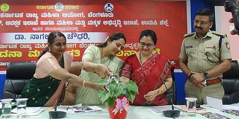 ಉಡುಪಿಯ ಜಿಪಂ ಸಭಾಭವನದಲ್ಲಿ ಆಯೋಜಿಸಿದ್ದ ಮಹಿಳಾ ಸ್ಪಂದನಾ ಮತ್ತು ಪ್ರಗತಿ ಪರಿಶೀಲನಾ ಸಭೆಯನ್ನು ಡಾ. ನಾಗಲಕ್ಷ್ಮೀ ಚೌಧರಿ ಉದ್ಘಾಟಿಸಿದರು. ರೂಪಾ ಆರ್​., ಸ್ವರೂಪಾ ಟಿ.ಕೆ., ಹರಿರಾಂ ಶಂಕರ್​ ಇದ್ದರು.