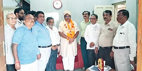 civil engineers ಹುಬ್ಬಳ್ಳಿಯಲ್ಲಿ ರಾಜ್ಯಸಭಾ ಸದಸ್ಯ ಪ್ರೊ. ಎಂ. ನಾಗರಾಜ ಅವರನ್ನು ಸಿವಿಲ್​ ಇಂಜಿನಿಯರ್ಸ್​ ಸಂಘದಿಂದ ಸನ್ಮಾನಿಸಲಾಯಿತು. ಸುರೇಶ ಕಿರೇಸೂರ, ಎಂ.ಎ. ಕಾಟೇವಾಡಿ, ಡಾ. ಎಂ.ಆರ್​. ಪಾಟೀಲ, ಶ್ರೀಕಾಂತ ಕಬಾಡಿ ಇತರರು ಇದ್ದರು.