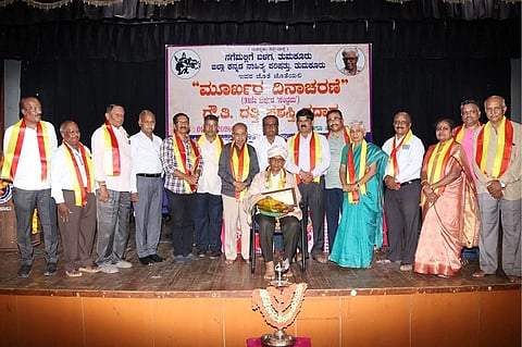 ತುಮಕೂರಿನ ನಗೆಮಲ್ಲಿಗೆ ಬಳಗ ಹಾಗೂ ಜಿಲ್ಲಾ ಕನ್ನಡ ಸಾಹಿತ್ಯ ಪರಿಷತ್​ ಸಹಯೋಗದಲ್ಲಿ ಆಯೋಜಿಸಿದ್ದ 31ನೇ ವರ್ಷದ ಮೂರ್ಖರ ದಿನ ಕಾರ್ಯಕ್ರಮದಲ್ಲಿ ಹಿರಿಯ ಸಾಹಿತಿ ಎಂ.ಕೆ.ನಾಗರಾಜರಾವ್​ಗೆ ಗೌ.ತಿ. ದತ್ತಿ ಪ್ರಶಸ್ತಿಯನ್ನು ಕೆ.ಎಸ್​.ಸಿದ್ದಲಿಂಗಪ್ಪ ಪ್ರದಾನ ಮಾಡಿದರು. ವೈ.ವಿ.ಗುಂಡುರಾವ್​, ಬಾ.ಹ.ರಮಾಕುಮಾರಿ, ಡಾ.ಶೈಲಾನಾಗರಾಜ್​, ವೈ.ಎಸ್​.ನಂಜುಂಡಸ್ವಾಮಿ, ಮಣ್ಣೆರಾಜು, ಡಾ. ಜಿ.ನಾಗರಾಜು, ಜಿ.ಎನ್​.ರಾಧಾಕೃಷ್ಣ, ಗೌ.ತಿ. ರಂಗನಾಥ್​, ಗೌ.ತಿ. ವೆಂಕಟಾಚಲ ಮತ್ತಿತರರು ಇದ್ದರು. 