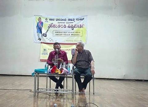 ಎಂ.ಇ.ಎಸ್. ಕಾಲೇಜಿನಲ್ಲಿ ಅಖಿಲ ಭಾರತೀಯ ಸಾಹಿತ್ಯ ಪರಿಷದ್ ಆಯೋಜಿಸಿದ್ದ ನಾಕುತಂತಿ ಷಷ್ಟಿಪೂರ್ತಿ ಕಾರ್ಯಕ್ರಮದಲ್ಲಿ ಕಾದಂಬರಿಕಾರ ಜಿ.ಬಿ.ಹರೀಶ್ ಮಾತನಾಡಿದರು. ಭ.ರಾ.ವಿಜಯಕುಮಾರ ಉಪಸ್ಥಿತರಿದ್ದರು. 