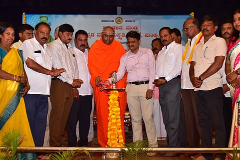 ಮಂಡ್ಯದಲ್ಲಿ ಆಯೋಜಿಸಿದ್ದ ನಾಲ್ವಡಿ ಕೃಷ್ಣರಾಜ ಒಡೆಯರ್ ಜಯಂತ್ಯುತ್ಸವವನ್ನು ಅಪರ ಜಿಲ್ಲಾಧಿಕಾರಿ ಬಿ.ಸಿ.ಶಿವಾನಂದಮೂರ್ತಿ ಉದ್ಘಾಟಿಸಿದರು. 