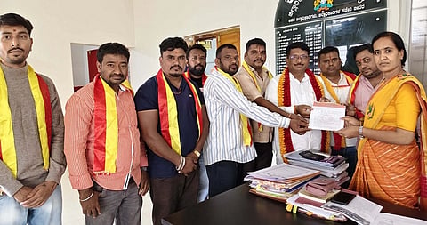 ಬೀದರ್ ನಗರದಲ್ಲಿ ಸುಗಮ ಸಂಚಾರಕ್ಕೆ ಮಾಸ್ಟರ್ ಪ್ಲಾನ್ ರೂಪಿಸಬೇಕು ಎಂದು ಒತ್ತಾಯಿಸಿ ನಮ್ಮ ಕರ್ನಾಟಕ ಸೇನೆಯ ಜಿಲ್ಲಾ ಘಟಕದ ಪದಾಧಿಕಾರಿಗಳು ಬೀದರ್ನಲ್ಲಿ ಹೆಚ್ಚುವರಿ ಜಿಲ್ಲಾಧಿಕಾರಿ ಸುರೇಖಾ ಅವರಿಗೆ ಮನವಿ ಪತ್ರ ಸಲ್ಲಿಸಿದರು.