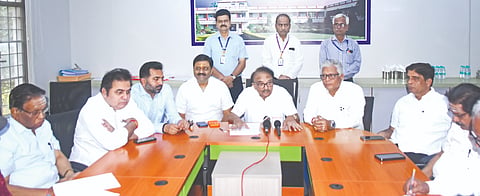 ಕಲಬುರಗಿ ಪಿಡಿಎ ಇಂಜಿನಿಯರಿಂಗ್​ ಕಾಲೇಜಿನ ಸಭಾಂಗಣದಲ್ಲಿ ಹಮ್ಮಿಕೊಂಡಿದ್ದ ಸಭೆಯಲ್ಲಿ ಹೈಕ ಶಿಕ್ಷಣ ಸಂಸ್ಥೆ ಅಧ್ಯಕ್ಷ ಶಶೀಲ್​ ನಮೋಶಿ ಮಾತನಾಡಿದರು. ರಾಜಾ ಭೀಮಳ್ಳಿ, ಉದಯ ಚಿಂಚೋಳಿ, ಡಾ.ಕೈಲಾಶ ಪಾಟೀಲ್​, ಅನಿಲ್​ ಪಟ್ಟಣ, ಡಾ.ಶರಣಬಸಪ್ಪ ಹರವಾಳ, ಡಾ.ಸಿದ್ದರಾಮ ಪಾಟೀಲ್​ ಇತರರಿದ್ದರು.