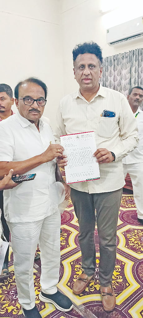 ಸರ್ಕಾರಿ ಪದವಿ ಕಾಲೇಜುಗಳ ಪ್ರಾಂಶುಪಾಲರ ಹುದ್ದೆ ಭರ್ತಿಯಲ್ಲಿ 371(ಜೆ) ಅಭ್ಯರ್ಥಿಗಳಿಗೆ ಅನ್ಯಾಯವಾಗಿದ್ದು, ತಕ್ಷಣ ಇದನ್ನು ಸರಿಪಡಿಸಬೇಕು ಎಂದು ಒತ್ತಾಯಿಸಿ ವಿಧಾನ ಪರಿಷತ್​ ಸದಸ್ಯ ಶಶೀಲ್​ ನಮೋಶಿಯವರು ಕಲಬುರಗಿಯಲ್ಲಿ ಉನ್ನತ ಶಿಕ್ಷಣ ಸಚಿವ ಡಾ.ಎಂ.ಸಿ.ಸುಧಾಕರ್​ಗೆ ಮನವಿಪತ್ರ ಸಲ್ಲಿಸಿದರು.