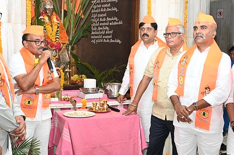 ಕಲಬುರಗಿ ಬಸವೇಶ್ವರ ಆಸ್ಪತ್ರೆಯಲ್ಲಿ ಸೋಮವಾರ ಆಯೋಜಿಸಿದ್ದ ಬಸವ ಜಯಂತಿ ಕಾರ್ಯಕ್ರಮದಲ್ಲಿ ಸಂಸ್ಥೆಯ ಅಧ್ಯಕ್ಷ ಶಶೀಲ್​ ನಮೋಶಿ ಮಾತನಾಡಿದರು. ಉದಯಕುಮಾರ ಚಿಂಚೋಳಿ, ರಾಜಾ ಭೀಮಳ್ಳಿ, ಅರುಣಕುಮಾರ ಪಾಟೀಲ್​ ಇದ್ದರು.
