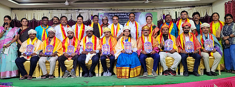 ಕಲಬುರಗಿ ಕನ್ನಡ ಭವನದಲ್ಲಿ ಕನ್ನಡ ಸಾಹಿತ್ಯ ಪರಿಷತ್ತು ಇತ್ತೀಚಿಗೆ ಹಮ್ಮಿಕೊಂಡಿದ್ದ ಅಭಿನಂದನಾ ಸಮಾರಂಭದಲ್ಲಿ ಉಪನ್ಯಾಸಕರು&ಶಿಕ್ಷಕರನ್ನು ಸತ್ಕರಿಸಲಾಯಿತು. ಎಂಎಲ್ಸಿ ಶಶೀಲ್​ ನಮೋಶಿ, ವಿಜಯಕುಮಾರ ತೇಗಲತಿಪ್ಪಿ, ಬಸವರಾಜ ಬಳೂಂಡಗಿ, ಮಹೇಶ ಹೂಗಾರ, ಶಿವಲೀಲಾ ಕಲಗುರ್ಕಿ, ಧರ್ಮಣ್ಣ ಧನ್ನಿ, ಸೈಯ್ಯದ್​ ನಜಿರುದ್ದಿನ್​ ಮುತ್ತವಲ್ಲಿ, ಶಿವರಾಜ ಅಂಡಗಿ ಇತರರಿದ್ದರು.