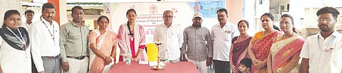 ಕಲಬುರಗಿ ಎಸ್​.ಬಿ.ಕಲಾ ಮಹಾವಿದ್ಯಾಲಯದಲ್ಲಿ ಮಂಗಳವಾರ ನಡೆದ ಎನ್​ಎಸ್​ಎಸ್​ ಶಿಬಿರದಲ್ಲಿ ಕಾಲೇಜಿನ ಪ್ರಾಚಾರ್ಯ ಡಾ.ಸುರೇಶ ನಂದಗಾಂವ್​, ಪರಮೇಶ್ವರಿ ಪ್ರಭುರಾಜ ಅಪ್ಪ, ಡಾ.ವಿಜಯಲಕ್ಷ್ಮೀ, ಶರಣಗೌಡ ಪಾಟೀಲ್​, ಅನಿಲ್​ ಭರಣಿ, ಸುವರ್ಣ, ಡಾ.ಲಕ್ಷ್ಮೀ ಪುತ್ರ, ಅನಿತಾ ಗೊಬ್ಬುರ್​, ಡಾ.ಮಿಲಿಂದಕುಮಾರ ಸುಳ್ಳದ್​, ಡಾ.ಆರತಿ, ಡಾ.ಪಿಂಕ್ಯಾಯಿನಿ ಇತರರಿದ್ದರು.