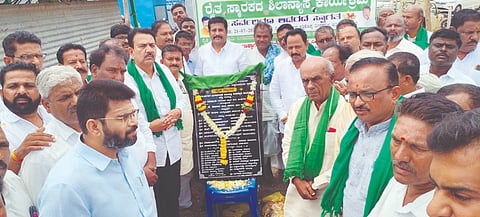ನರಗುಂದದಲ್ಲಿ ಹುತಾತ್ಮ ರೈತನ ಸ್ಮಾರಕ ನಿರ್ಮಾಣಕ್ಕೆ ಶಾಸಕ ಸಿ.ಸಿ.ಪಾಟೀಲ, ಮಾಜಿ ಸಚಿವ ಬಿ.ಆರ್.ಯಾವಗಲ್‌ಲ್ ಮಂಗಳವಾರ ಶಿಲಾನ್ಯಾಸ ನೆರವೇರಿಸಿದರು. ಡಾ.ಸಂಗಮೇಶ ಕೊಳ್ಳಿಯವರ, ರಾಜುಗೌಡ ಕೆಂಚನಗೌಡ್ರ, ಶಂಕರಪ್ಪ ಅಂಬಲಿ, ಉಮೇಶ ಮರ್ಚಪ್ಪನವರ, ವಿವೇಕ ಯಾವಗಲ್ಲ, ಉಮೇಶಗೌಡ ಪಾಟೀಲ, ರಾಜು ಕಲಾಲ, ನಾಗನಗೌಡ ತಿಮ್ಮನಗೌಡ್ರ, ಇತರರಿದ್ದರು.