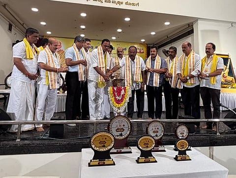 ಉಡುಪಿಯಲ್ಲಿ ಆಯೋಜಿಸಿದ್ದ 'ಗುರು ಸಂದೇಶ ಸಾಮರಸ್ಯ ಜಾಥಾ ಮತ್ತು ರಾಜ್ಯಮಟ್ಟದ ಭಾಷಣ ಸ್ಪರ್ಧೆ'ಯನ್ನು ಮಂಜುನಾಥ್​ ಪೂಜಾರಿ ಉದ್ಘಾಟಿಸಿದರು. ಗುರ್ಮೆ ಸುರೇಶ್​ ಶೆಟ್ಟಿ, ಕೆ..ರಘುಪತಿ ಭಟ್​, ಪ್ರವೀಣ್​ ಪೂಜಾರಿ, ರಮೇಶ್​ ಕಾಂಚನ್​, ದಿವಾಕರ್​ ಸನಿಲ್​ ಇತರರಿದ್ದರು.