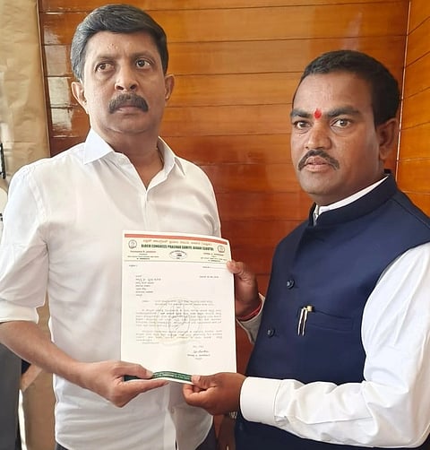 ಬೀದರ್ ತಾಲ್ಲೂಕಿನ ಮನ್ನಳ್ಳಿ ಗ್ರಾಮದಲ್ಲಿ ಬಸ್ ತಂಗುದಾಣ ನಿರ್ಮಿಸುವಂತೆ ಒತ್ತಾಯಿಸಿ ಬೀದರ್ ದಕ್ಷಿಣ ಬ್ಲಾಕ್ ಕಾಂಗ್ರೆಸ್ ಪ್ರಚಾರ ಸಮಿತಿ ಅಧ್ಯಕ್ಷ ನರಸಪ್ಪ ಜಾನಕನೋರ ಅವರು ಬೆಂಗಳೂರಿನಲ್ಲಿ ಸಾರಿಗೆ ಸಚಿವ ಭೈರತಿ ಸುರೇಶ್ ಅವರಿಗೆ ಮನವಿ ಪತ್ರ ಸಲ್ಲಿಸಿದರು.