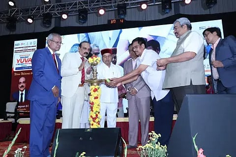 ಬೆಂಗಳೂರು ನಗರದ ರಾಜರಾಜೇಶ್ವರಿ ವೈದ್ಯಕಿಯ ಕಾಲೇಜು ಮತ್ತು ಆಸ್ಪತ್ರೆಯಲ್ಲಿ ಮಂಗಳವಾರ ಹಮ್ಮಿಕೊಂಡಿದ್ದ ನಶೆಮುಕ್ತ ಭಾರತ ಸಂಕಲ್ಪ ಅಭಿಯಾನವನ್ನು ರಾಜ್ಯಪಾಲ ಥಾವರಚಂದ್​ ಗೆಹಲೋತ್​ ಉದ್ಘಾಟಿಸಿದರು. 