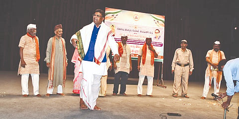 ಕಲಬುರಗಿ ಡಾ.ಎಸ್​.ಎಂ.ಪಂಡಿತ ರಂಗಮಂದಿರದಲ್ಲಿ ಗುರುವಾರ ಪ್ರಭುಲಿಂಗ ಕಿಣಗಿ ನೇತೃತ್ವದ ಲೋಹಿಯಾ ಕಲಾ ತಂಡದಿಂದ ಏಕ್​ ಭಾರತ ಶ್ರೇಷ್ಠ ಭಾರತ ನಾಟಕ ಪ್ರದರ್ಶನಗೊಂಡಿತು.