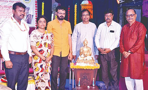 ಕಲಬುರಗಿ ರಂಗಾಯಣದಲ್ಲಿ ನಡೆದ ಬೌದ್ಧ ನಾಟಕ ಉಪನ್ಯಾಸ, ಸಂವಾದ ಕಾರ್ಯಕ್ರಮದಲ್ಲಿ ಬಸವರಾಜ ಹೂಗಾರ, ಡಾ.ಸುಜಾತಾ ಜಂಗಮಶೆಟ್ಟಿ, ಡಾ.ಈಶ್ವರ ಇಂಗನ್​, ಪ್ರಭಾಕರ ಜೋಶಿ, ಡಾ.ಶ್ರೀಶೈಲ್​ ನಾಗರಾಳ ಇತರರಿದ್ದರು.