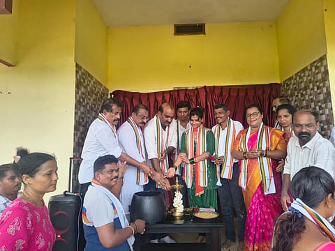 ಉಡುಪಿಯ ಅಂಬಲಪಾಡಿಯಲ್ಲಿ ಆಯೋಜಿಸಿದ್ದ ನೇಜಿ ನೆಡುವ 'ನಟ್ಟಿ' ಕಾರ್ಯಕ್ರಮವನ್ನು ಯಶ್​ಪಾಲ್​ ಸುವರ್ಣ ಉದ್ಘಾಟಿಸಿದರು. ಕೆ.ಉದಯಕುಮಾರ್​ ಶೆಟ್ಟಿ, ನೀತಾ ಪ್ರಭು, ದಿನೇಶ್​ ಅಮೀನ್​, ಪ್ರಭಾಕರ್​ ಪೂಜಾರಿ, ಸಂಧ್ಯಾ ರಮೇಶ್​ ಇತರರಿದ್ದರು.