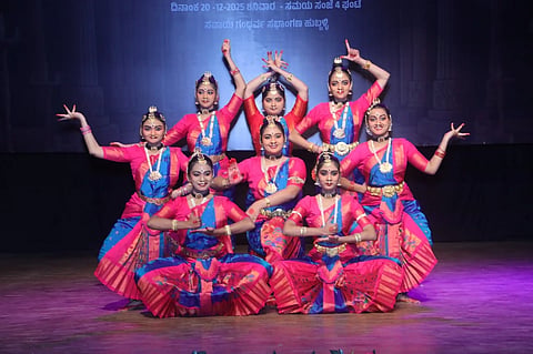 ನಾಟ್ಯಾಂಜಲಿ ಕಲಾ ಮಂದಿರದಿಂದ ಹುಬ್ಬಳ್ಳಿಯಲ್ಲಿ ಏರ್ಪಡಿಸಿದ್ದ ನೃತ್ಯಾರ್ಪಣ ಕಾರ್ಯಕ್ರಮದಲ್ಲಿ ನೃತ್ಯ (Dance) ಪ್ರದರ್ಶಿಸಿದ ವಿದ್ಯಾರ್ಥಿಗಳು. 