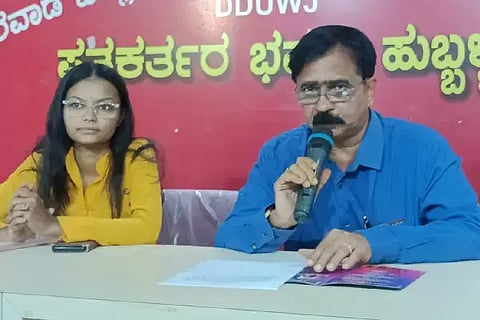 ಸುದ್ದಿಗೋಷ್ಠಿಯಲ್ಲಿ (Tridasha Sambram) ನಾಟ್ಯಾಂಜಲಿ ನೃತ್ಯ ಕಲಾ ಕೇಂದ್ರದ ಅಧ್ಯಕ್ಷ ಪ್ರದೀಪ ಭಟ್ ಮಾತನಾಡಿದರು. ವಿದುಷಿ ಸುಷ್ಮಾ ಕೊಂಗಿ ಇದ್ದರು.